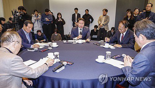 발언하는 최태원 대한상의 회장(서울=연합뉴스) 김도훈 기자 = 최태원 대한상의 회장이 12일 서울 중구 대한상공회의소에서 열린 '경제원로 초청 간담회'에서 발언하고 있다. 2025.2.12 [공동취재] superdoo82@yna.co.kr