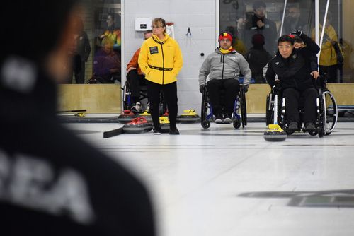 휠체어컬링 경기 중인 권영수 선수(밴쿠버=연합뉴스) '2025 캐나다 인빅터스 게임'(제7회 세계상이군인체육대회) 대회 2일차인 9일(현지시간) 밴쿠버 힐크레스트센터에서 열린 인빅터스 휠체어컬링 경기(21개국 출전)에 출전한 한국 대표팀이 결승에서 영국팀 대표팀을 연장 접전 끝에 3대2으로 누르고 1위를 차지했다. 신중하게 경기에 임하는 한국 대표팀 권영수 선수. [보훈부 공동취재단]