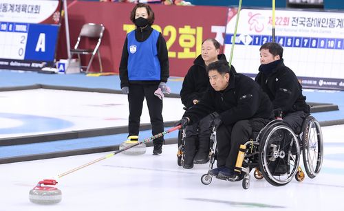 컬링 경남 대표팀(서울=연합뉴스) 13일 강릉컬링센터에서 열린 제22회 전국장애인동계체육대회 혼성 휠체어컬링 4인조 경기에서 경남팀이 스톤을 밀고 있다. [대한장애인체육회 제공. 재판매 및 DB금지]