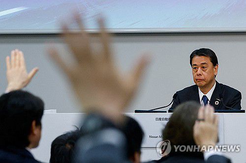 기자회견에서 질문받는 우치다 닛산자동차 사장(요코하마 로이터=연합뉴스) 우치다 마코토 닛산자동차 사장이 13일 요코하마에서 열린 기자회견에서 질문을 받고 있다.