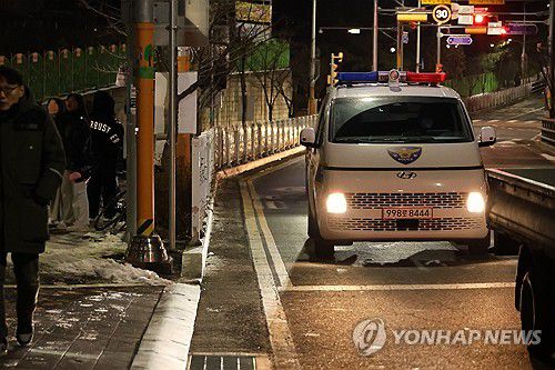 대전 초등학교서 8세 여아 피살…경찰 조사(대전=연합뉴스) 강수환 기자 = 10일 오후 5시 50분께 대전 서구 한 초등학교에서 초등학교 1학년생인 A(8)양이 흉기에 찔려 심정지 상태로 발견됐으나 숨졌다. 2025.2.10 swan@yna.co.kr