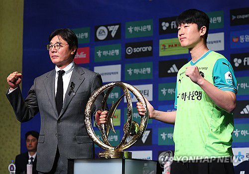 2025 K리그 우승은 우리가!, 미디어데이 참석한 대전 황선홍 감독-이창근(서울=연합뉴스) 김도훈 기자 = 13일 서울 서대문구 스위스 그랜드호텔에서 열린 '하나은행 K리그1 2025 개막 미디어데이'에서 대전 하나 시티즌 황선홍 감독과 이창근이 우승 트로피 앞에서 포즈를 취하고 있다. 2025.2.13 superdoo82@yna.co.kr