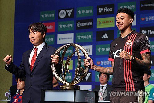 2025 K리그 우승은 우리가!, 미디어데이 참석한 FC서울 김기동 감독-린가드(서울=연합뉴스) 김도훈 기자 = 13일 서울 서대문구 스위스 그랜드호텔에서 열린 '하나은행 K리그1 2025 개막 미디어데이'에서 FC 서울 김기동 감독과 린가드가 우승 트로피 앞에서 포즈를 취하고 있다. 2025.2.13 superdoo82@yna.co.kr