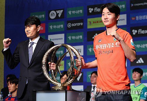 2025 K리그 우승은 우리가!, 미디어데이 참석한 강원FC 정경호 감독-김동현(서울=연합뉴스) 김도훈 기자 = 13일 서울 서대문구 스위스 그랜드호텔에서 열린 '하나은행 K리그1 2025 개막 미디어데이'에서 강원FC 정경호 감독과 김동현이 우승 트로피 앞에서 포즈를 취하고 있다. 2025.2.13 superdoo82@yna.co.kr