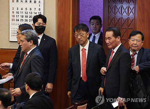 탄핵심판 8차 변론기일 출석하는 윤 대통령측 변호인들(서울=연합뉴스) 윤석열 대통령측 변호인들이 13일 서울 종로구 헌법재판소에서 열린 윤석열 대통령 탄핵심판 8차 변론에 출석하고 있다. 2025.2.13 [사진공동취재단] photo@yna.co.kr