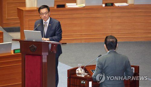 질의에 답변하는 최상목 권한대행(서울=연합뉴스) 김주형 기자 = 최상목 대통령 권한대행 부총리 겸 기획재정부 장관이 13일 서울 여의도 국회 본회의장에서 열린 경제 분야 대정부질문에서 더불어민주당 박지원의 질의에 답변하고 있다. 2025.2.13 kjhpress@yna.co.kr