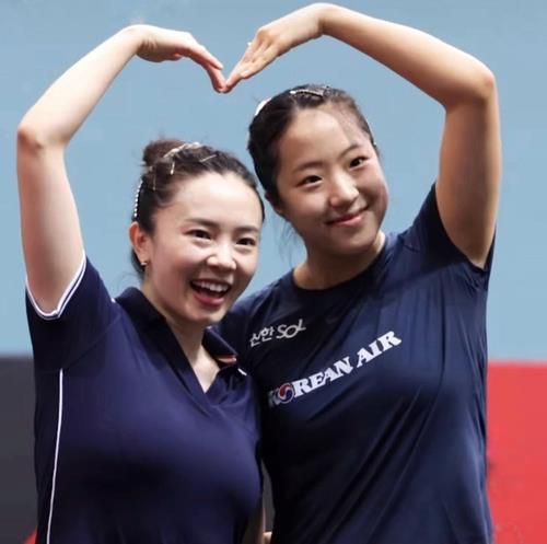 싱가포르 스매시 경기 후 하트 그린 신유빈(오른쪽)과 전지희[WTT 인스타그램 캡처. 재판매 및 DB 금지]