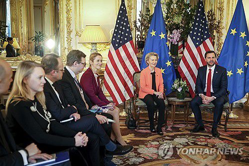 우르줄라 폰데어라이엔 EU집행위원장과 JD 밴스 미국 부통령[AP 연합뉴스 자료사진]