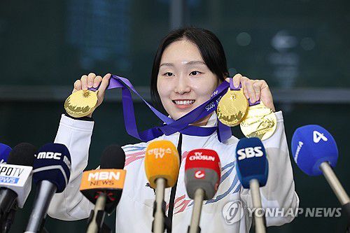 최민정의 눈부신 3관왕(영종도=연합뉴스) 임화영 기자 = 2025 하얼빈 동계 아시안게임 쇼트트랙 3관왕 최민정이 10일 인천국제공항을 통해 귀국해 취재진을 향해 메달을 들어보이고 있다. 2025.2.10 hwayoung7@yna.co.kr