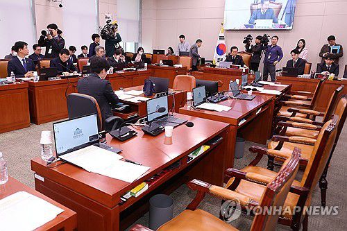 '명태균 특검법' 야당 단독 상정...퇴장한 여당 의원들(서울=연합뉴스) 김주성 기자 = 12일 국회 법제사법위원회 전체회의에서 '명태균 특검법'이 야당 단독으로 상정됐다. 이에 반발해 퇴장한 여당 위원들의 자리가 비어 있다. 2025.2.12 utzza@yna.co.kr