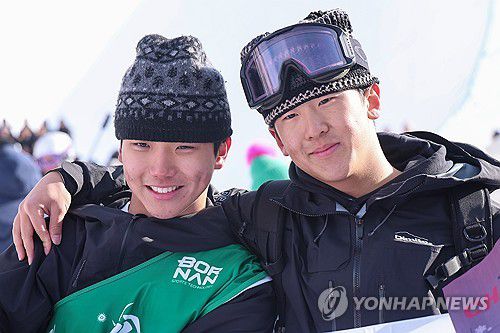 김건희-이채운 '다정하게'(야부리[중국 하얼빈]=연합뉴스) 서대연 기자 = 하얼빈 동계아시안게임 스노보드 남자 하프파이프에서 금메달을 딴 김건희(왼쪽)와 이채운 13일 중국 야부리 스키리조트에서 함께 기념촬영을 하고 있다.      김건희는 이날 예정됐던 결선이 강풍으로 취소되면서 예선 성적 78점으로 1위를 확정했다. 2관왕을 노렸던 이채운은 예선 성적인 6위로 대회를 마쳤다. 2025.2.13 dwise@yna.co.kr