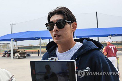 취재진과 인터뷰하는 이정후(메사[미국 애리조나주]=연합뉴스) 신현우 기자 = 미국프로야구 메이저리그(MLB) 샌프란시스코 자이언츠 이정후가 13일(현지시간) 키움 히어로즈 스프링캠프가 열린 미국 애리조나 애슬레틱 그라운즈에 방문해 취재진과 인터뷰하고 있다. 2025.2.14 nowwego@yna.co.kr