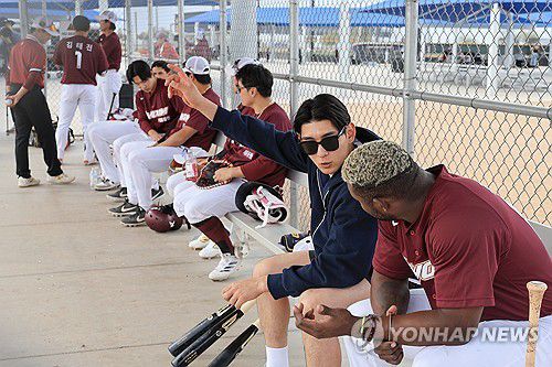 친정팀 스프링캠프 방문한 이정후(메사[미국 애리조나주]=연합뉴스) 신현우 기자 = 미국프로야구 메이저리그(MLB) 샌프란시스코 자이언츠 이정후가 13일(현지시간) 키움 히어로즈 스프링캠프가 열린 미국 애리조나 애슬레틱 그라운즈에 방문해 키움 외야수 푸이그와 대화하고 있다. 2025.2.14 nowwego@yna.co.kr