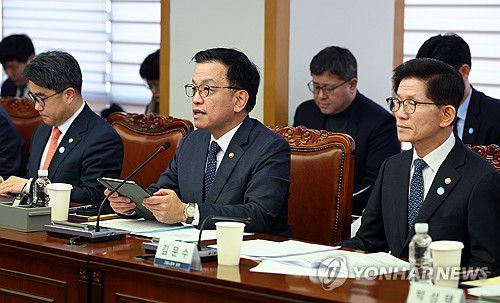 최상목 권한대행, 민생경제점검회의 발언(서울=연합뉴스) 홍해인 기자 = 최상목 대통령 권한대행 부총리 겸 기획재정부 장관이 14일 서울 마포구 한국경영자총협회(경총)에서 열린 민생경제점검회의에서 발언하고 있다. 2025.2.14 [대통령실통신사진기자단] hihong@yna.co.kr