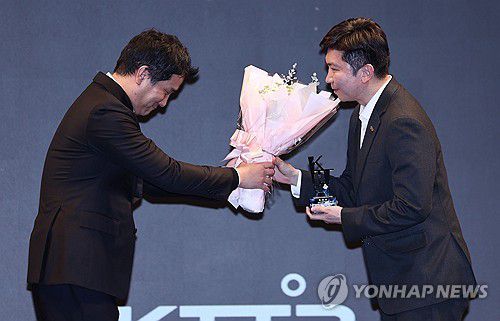 대한탁구협회 특별상 수상하는 유승민 체육회장 당선인(서울=연합뉴스) 김인철 기자 = 14일 서울 JW메리어트 동대문 스퀘어 서울호텔에서 열린 대한탁구협회 'KTTA 어워즈 2025'에서 특별상을 수상한 유승민 대한체육회장 당선인(오른쪽)이 이태성 대한탁구협회장으로부터 상패와 꽃다발을 받고 있다. 2025.2.14 yatoya@yna.co.kr