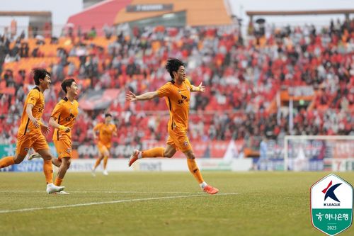 제주 이적 후 첫 경기에서 득점포를 가동한 이건희의 세리머니 모습.[한국프로축구연맹 제공. 재판매 및 DB 금지]