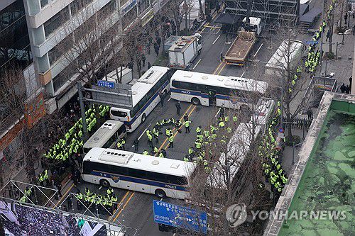 탄핵 반대 집회에 갈라진 광주 금남로(광주=연합뉴스) 정회성 기자 = 15일 오후 광주 동구 금남로에 경찰이 윤석열 대통령 탄핵 찬성과 반대 측 집회 참가자들 간 충돌을 예방하기 위한 차벽을 설치했다.     이날 광주에서는 개신교 단체 세이브코리아가 개최한 윤석열 대통령 탄핵 반대 및 석방 촉구 국가비상기도회, 윤석열 대통령 즉각 파면을 촉구하는 광주지역 시민사회단체의 집회가 각각 열렸다. 2025.2.15 hs@yna.co.kr