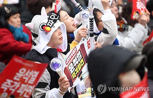 尹파면 촉구하는 시민들(광주=연합뉴스) 천정인 기자 = 15일 오후 광주 동구 금남로에서 윤석열 대통령 탄핵을 촉구하는 '광주시민총궐기대회'가 열리고 있다. 2025.2.15 iny@yna.co.kr