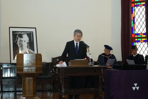 도시샤대, 시인 윤동주에 명예박사 학위 수여   (도쿄=연합뉴스) 도시샤대가 16일 연 명예 박사학위 수여식에서 윤동주 시인의 조카 윤인석 성균관대 명예교수(왼쪽)가 인사말을 하는 모습. 2025.2.16. [주오사카총영사관 제공]