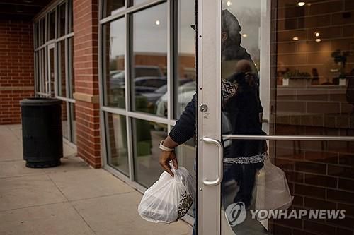 텍사스주에서 음식 배달에 나서는 이민자[로이터 연합뉴스 자료사진]