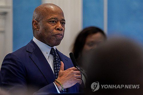 에릭 애덤스 뉴욕시장(뉴욕 로이터=연합뉴스) 2025년 2월 13일 미국 뉴욕에서 열린 행사에 참석중인 에릭 애덤스 미국 뉴욕 시장. (REUTERS/David 'Dee' Delgado) 2025.2.16.