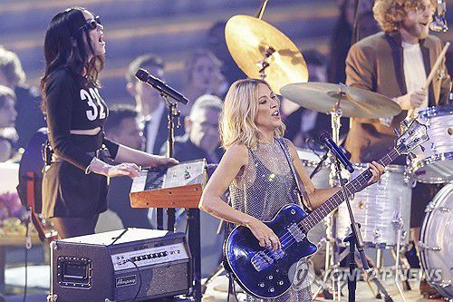 지난 2일 그래미 시상식에서 공연하는 셰릴 크로[EPA 연합뉴스 자료사진. 재판매 및 DB 금지]