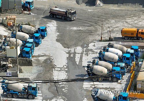 레미콘 단가 상승, 분양가도 오름세(서울=연합뉴스) 김도훈 기자 = 원자재 가격과 땅값 상승에 분양가 오름세는 올해도 이어지고 있다.     28일 올해 1분기 건설사별 사업보고서 분석 결과, 10대 건설사 평균 레미콘 매입 단가는 1㎥당 9만2천496원으로 작년 4분기보다 6.70% 오른 것으로 나타났다. 또한 올해 1∼5월 전국 땅값 상승률은 0.66%로 작년 같은 기간 상승률(0.05%)에 비해 0.61%포인트 높아졌다. 이러한 공사비와 토지가격 상승에 5월 말 기준 최근 1년간 수도권 민간아파트 분양 가격은 3.3㎡당 2천597만원으로 1년 전에 비해 370만원(16.61%) 오른 것으로 집계됐다.      사진은 1일 오전 서울 시내의 한 레미콘 공장 모습. 2024.7.1 superdoo82@yna.co.kr