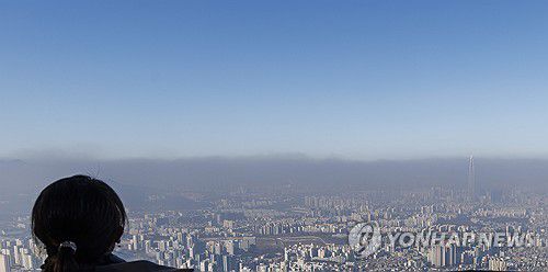 미세먼지 띠 아래 갇힌 서울(경기 광주=연합뉴스) 황광모 기자 = 미세먼지가 한반도를 덮은 23일 오전 경기도 광주시 남한산성 서문 전망대에서 바라본 서울을 비롯한 수도권 일대가 짙은 먼지 띠에 갇혀 있다.     국립환경과학원은 이날 오후부터 중서부 지역 일부를 제외하고 대부분 지역에서 대기가 원활히 확산하면서 며칠간 기준치보다 높았던 미세먼지 농도가 낮아질 것으로 내다봤다. 2025.1.23 hkmpooh@yna.co.kr