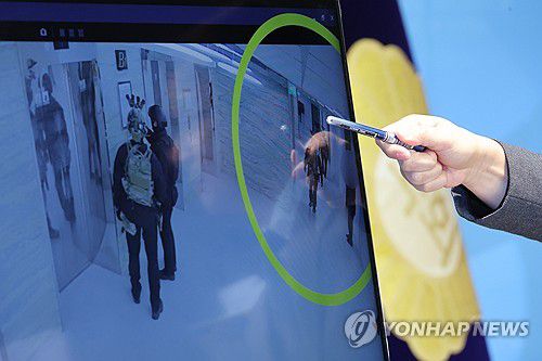 민주당, 계엄군 국회 본청 단전 조치 CCTV 공개(서울=연합뉴스) 김주성 기자 = 더불어민주당 소속 '윤석열 정부의 비상계엄 선포를 통한 내란 혐의 진상규명 국정조사특별위원회' 위원들이 16일 서울 여의도 국회 소통관에서 비상계엄 당시 계엄군의 국회 단전 조치 모습이 담긴 CCTV 영상을 공개하고 있다. 2025.2.16 utzza@yna.co.kr