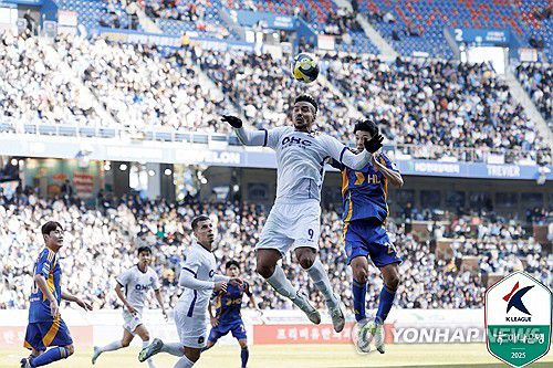 안양의 역사를 쓴 모따(서울=연합뉴스) 16일 울산문수경기장에서 열린 하나은행 K리그1 2025 1라운드 울산 HD와 FC안양의 경기. 후반 추가시간 안양 모따가 결승골을 터트리고 있다. 2025.2.16 [한국프로축구연맹 제공. 재판매 및 DB 금지] photo@yna.co.kr