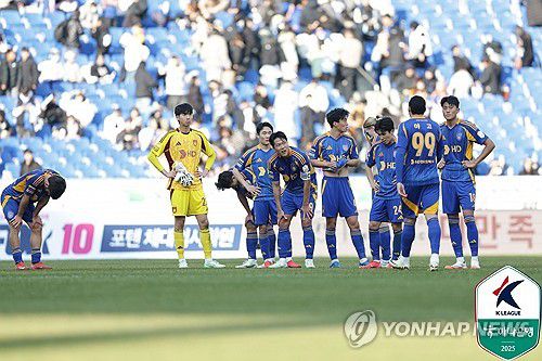 K리그1 챔피언 체면 구긴 울산(서울=연합뉴스) 16일 울산문수경기장에서 열린 하나은행 K리그1 2025 1라운드 울산 HD와 FC안양의 경기. 후반 추가 시간 안양 모따에게 결승골을 허용한 울산 선수들이 경기가 끝난 뒤 허탈해 있다. 2025.2.16 [한국프로축구연맹 제공. 재판매 및 DB 금지] photo@yna.co.kr