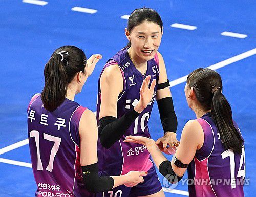 득점 환호하는 김연경(서울=연합뉴스) 16일 경기 화성종합체육관에서 열린 도드람 2024-2025 V리그 IBK기업은행과 흥국생명의 경기에서 흥국생명 김연경이 득점 후 환호하고 있다. 2025.2.16 [한국배구연맹 제공. 재판매 및 DB 금지] photo@yna.co.kr