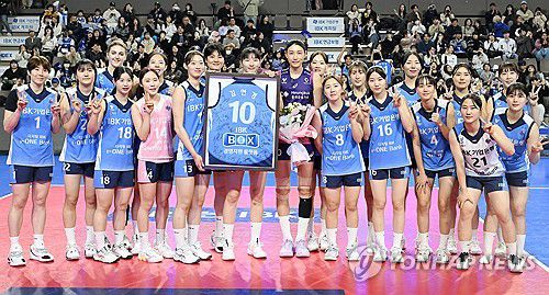 은퇴투어 시작' 기념품 전달받는 김연경(서울=연합뉴스) 16일 경기 화성종합체육관에서 열린 도드람 2024-2025 V리그 IBK기업은행과 흥국생명의 경기에서 흥국생명 김연경이 IBK 선수들로부터 기념품을 전달받고 기념촬영을 하고 있다. 2025.2.16 [한국배구연맹 제공. 재판매 및 DB 금지] photo@yna.co.kr