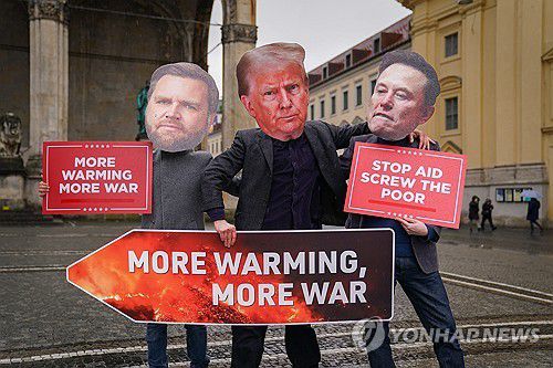 뮌헨안보회의 회의장 앞에서 미국 지도자들을 비판하는 시위대   [EPA=연합뉴스 자료사진. 재판매 및 DB 금지]