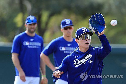 김혜성, 크리스 테일러-토미 에드먼과 함께 2루수 자리에서(글렌데일[미국 애리조나주]=연합뉴스) 신현우 기자 = 미국프로야구 메이저리그(MLB) 첫 시즌을 준비하는 로스앤젤레스 다저스 김혜성이 16일(현지시간) 다저스 스프링캠프가 열리고 있는 미국 애리조나주 글렌데일 캐멀백 랜치에서 내야 수비 훈련하고 있다. 왼쪽부터 크리스 테일러, 토미 에드먼, 김혜성. 2025.2.17 nowwego@yna.co.kr