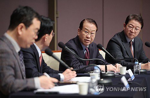 관훈토론회 발언하는 권영세 비상대책위원장(서울=연합뉴스) 류영석 기자 = 국민의힘 권영세 비상대책위원장이 17일 서울 중구 프레스센터에서 열린 관훈토론회에 참석해 발언하고 있다. 2025.2.17 ondol@yna.co.kr