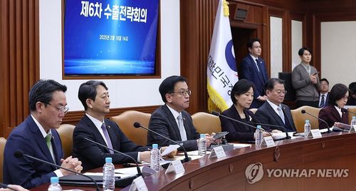 최상목 권한대행, 수출전략회의 주재(서울=연합뉴스) 한상균 기자 = 최상목 대통령 권한대행 부총리 겸 기획재정부 장관이 18일 정부서울청사에서 수출전략회의를 하고 있다. 2025.2.18 [대통령실통신사진기자단] xyz@yna.co.kr