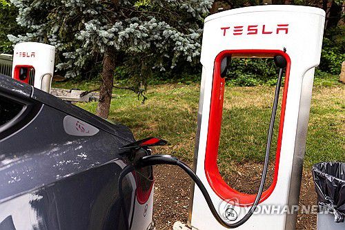 충전 중인 테슬라 자동차[로이터 연합뉴스 자료사진. 재판매 및 DB 금지]
