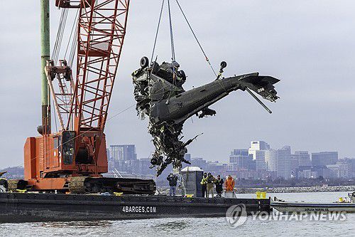 지난달 美 워싱턴 인근 강에 추락한 헬기 잔해[UPI 연합뉴스 자료사진. 재판매 및 DB 금지]