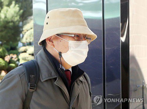 첫 재판 참석 위해 법원 들어서는 차명진 전 의원(부천=연합뉴스) 윤태현 기자 = '세월호 유가족'을 향해 막말한 혐의로 기소된 차명진 전 의원이 23일 오전 경기도 부천시 인천지방법원 부천지원에서 열리는 첫 재판에 참석하기 위해 청사로 들어서고 있다. 2020.10.23 tomatoyoon@yna.co.kr