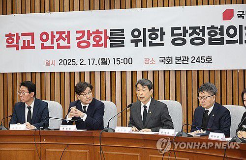 발언하는 이주호 부총리 겸 교육부장관(서울=연합뉴스) 박동주 기자 = 지난 17일 국회에서 고 김하늘 양 피살사건과 관련해 재발방지책을 논의하기 위해 열린 학교 안전 강화를 위한 당정협의회에서 이주호 부총리 겸 교육부장관이 발언하고 있다. 2025.2.17 pdj6635@yna.co.kr