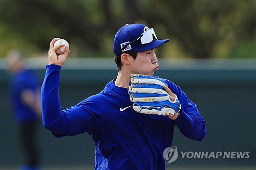 다저스 김혜성 송구(글렌데일[미국 애리조나주]=연합뉴스) 신현우 기자 = 미국프로야구 메이저리그(MLB) 첫 시즌을 준비하는 로스앤젤레스 다저스 김혜성이 17일(현지시간) 다저스 스프링캠프가 열리고 있는 미국 애리조나주 글렌데일 캐멀백 랜치에서 내야 수비 훈련을 하고 있다. 2025.2.18 nowwego@yna.co.kr