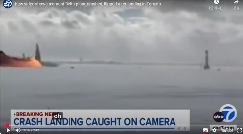 지난 17일 토론토 공항에서 델타항공 여객기가 착륙 직후 불타고 전복되는 모습 [미 abc7 유튜브 게시 영상 캡처. 재판매 및 DB 금지]
