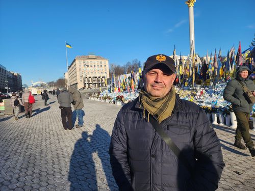 키이우 독립광장에서 만난 퇴역군인(키이우=연합뉴스) 신창용 특파원 = 18일(현지시간) 우크라이나 수도 키이우의 독립광장에서 퇴역군인인 유리이 씨가 연합뉴스와 인터뷰 뒤 사진촬영을 위해 포즈를 취하고 있다. 2025.02.18 changyong@yna.co.kr