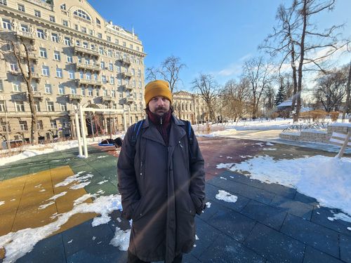 키이우 세브첸코 공원에서 인터뷰하는 올렉시이 씨(키이우=연합뉴스) 신창용 특파원 = 18일(현지시간) 우크라이나 수도 키이우의 세브첸코 공원에서 올렉시이 씨가 연합뉴스와 인터뷰 뒤 사진촬영에 응하고 있다. 2025.02.18 changyong@yna.co.kr