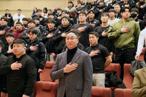 퇴임식에서 국민의례하는 장재근 선수촌장(중앙)[대한체육회 제공. 재판매 및 DB 금지]