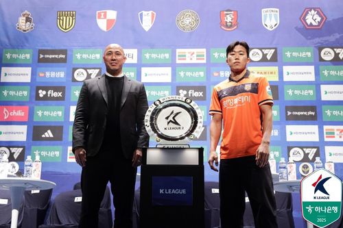 화성의 차두리 감독과 우제욱[한국프로축구연맹 제공. 재판매 및 DB 금지]