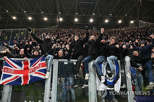 환호하는 브루게 원정 팬들[AFP=연합뉴스]