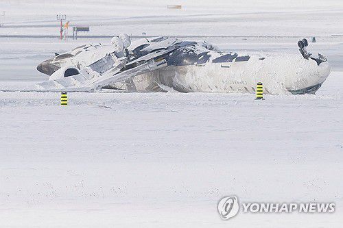 18일 토론토 공항 활주로에 뒤집혀 있는 델타항공 여객기[토론토 로이터=연합뉴스. 재판매 및 DB 금지]