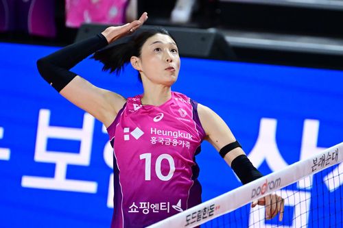 스파이크하는 흥국생명의 김연경[한국배구연맹 제공. 재판매 및 DB 금지]